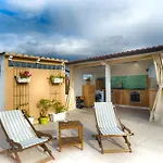 And Rooftop Terrace Center Гостьовий будинок