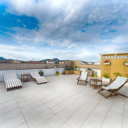And Rooftop Terrace Center 게스트하우스 4*